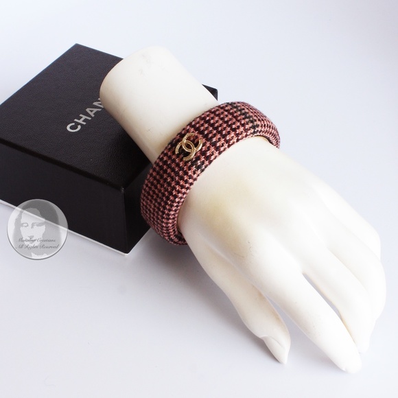 Chanel Bracelet Bangle 13A Pink Multicolor Tweed Knit with Gold CC Logo in Box - Picture 4 of 14